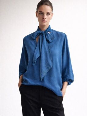 Trina Turk 100% Silk Navy Blue Textured Tie-Neck Blouse – Size M